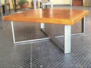 table carre bois clair 300x225